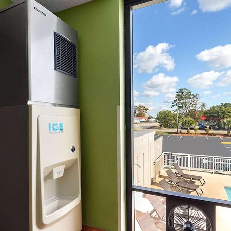 Super 8 By Wyndham Myrtle Beach/Market Common Area Экстерьер фото