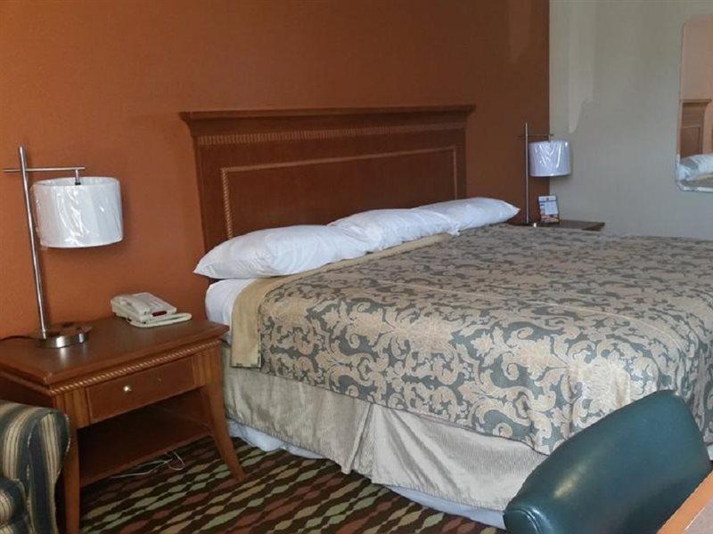 Super 8 By Wyndham Myrtle Beach/Market Common Area Экстерьер фото
