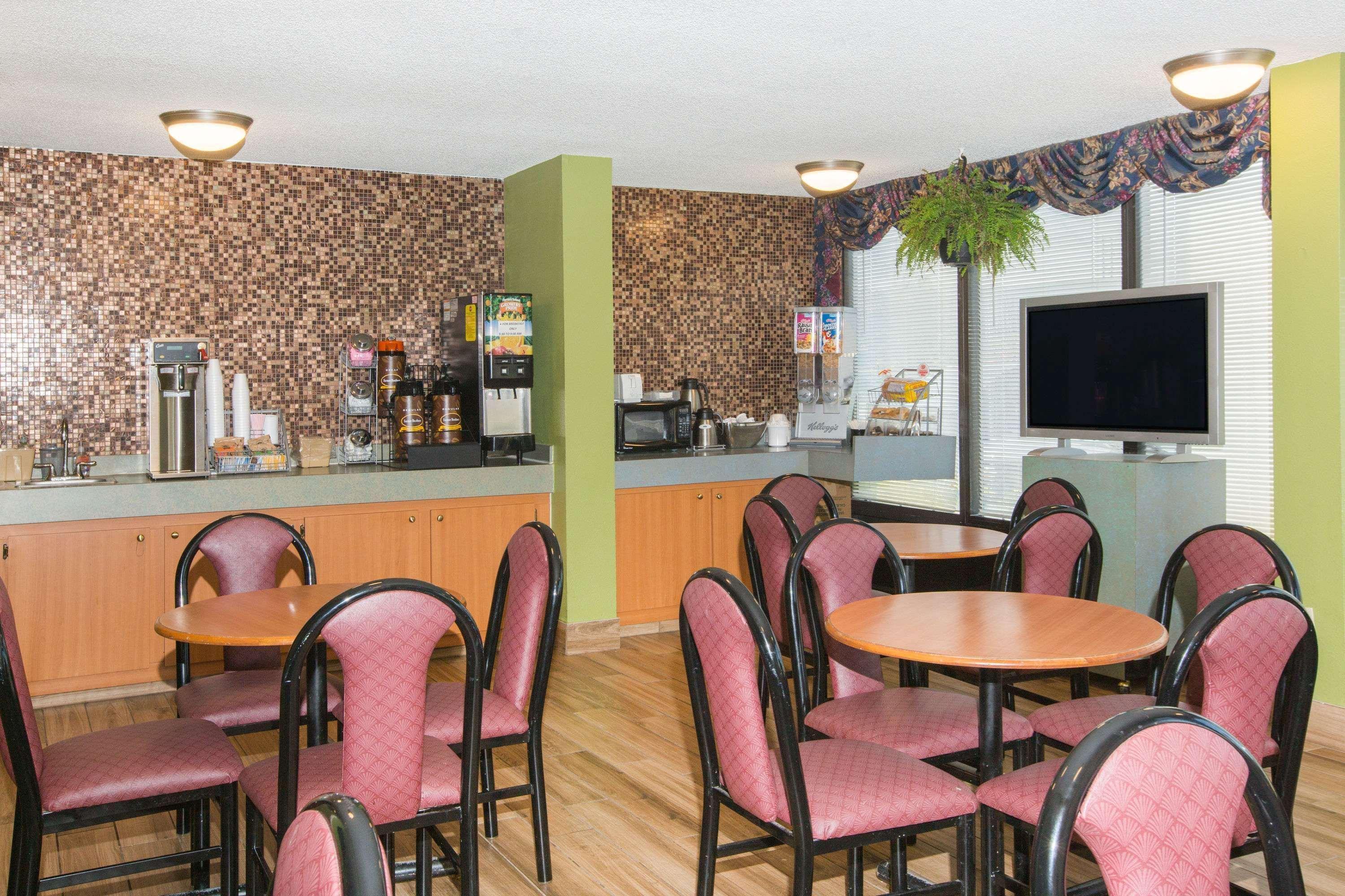 Super 8 By Wyndham Myrtle Beach/Market Common Area Экстерьер фото