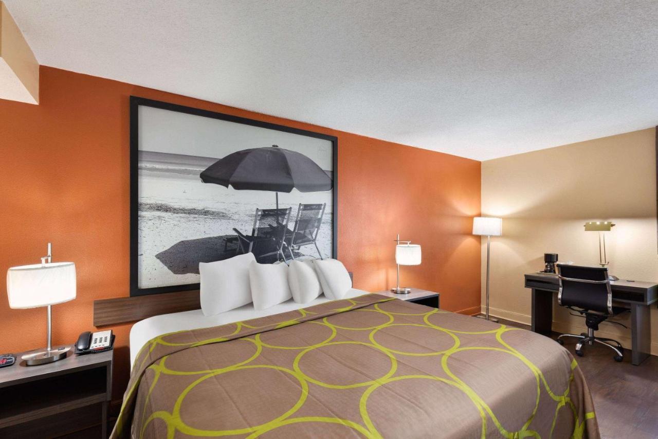Super 8 By Wyndham Myrtle Beach/Market Common Area Экстерьер фото