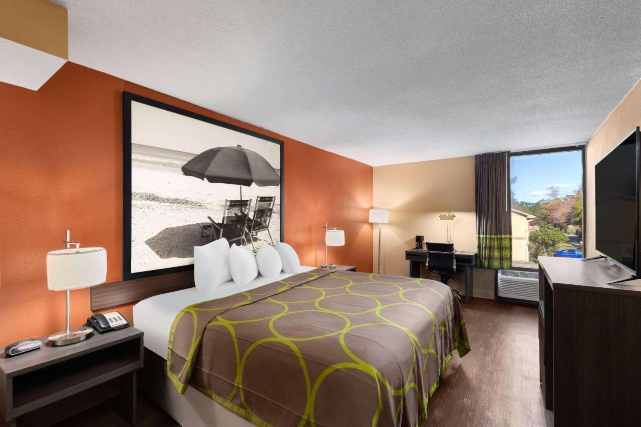 Super 8 By Wyndham Myrtle Beach/Market Common Area Экстерьер фото