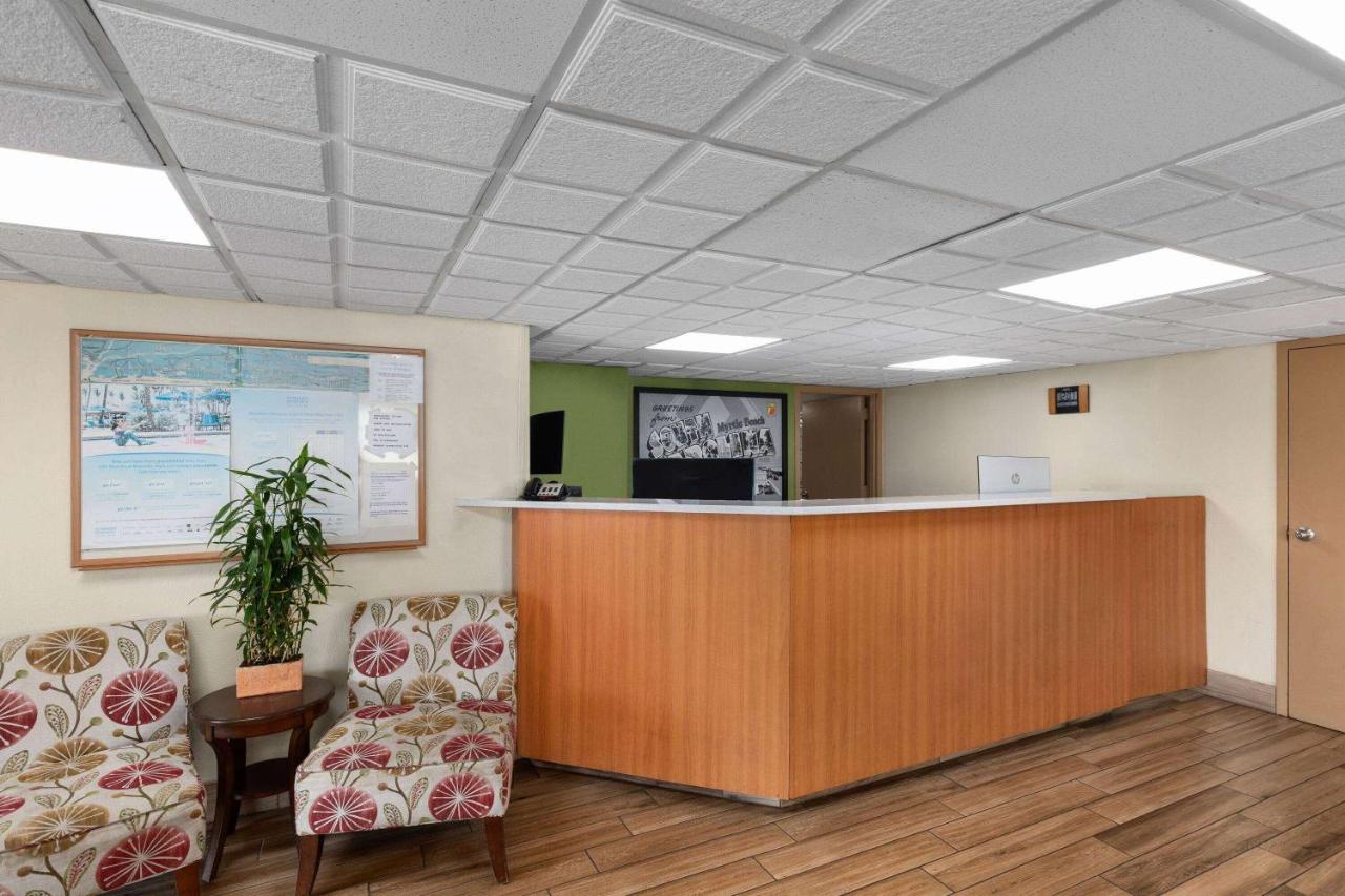 Super 8 By Wyndham Myrtle Beach/Market Common Area Экстерьер фото