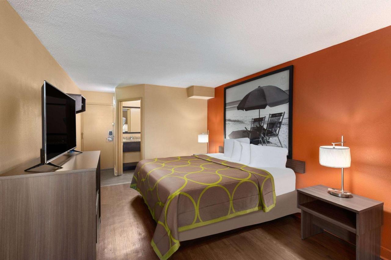 Super 8 By Wyndham Myrtle Beach/Market Common Area Экстерьер фото