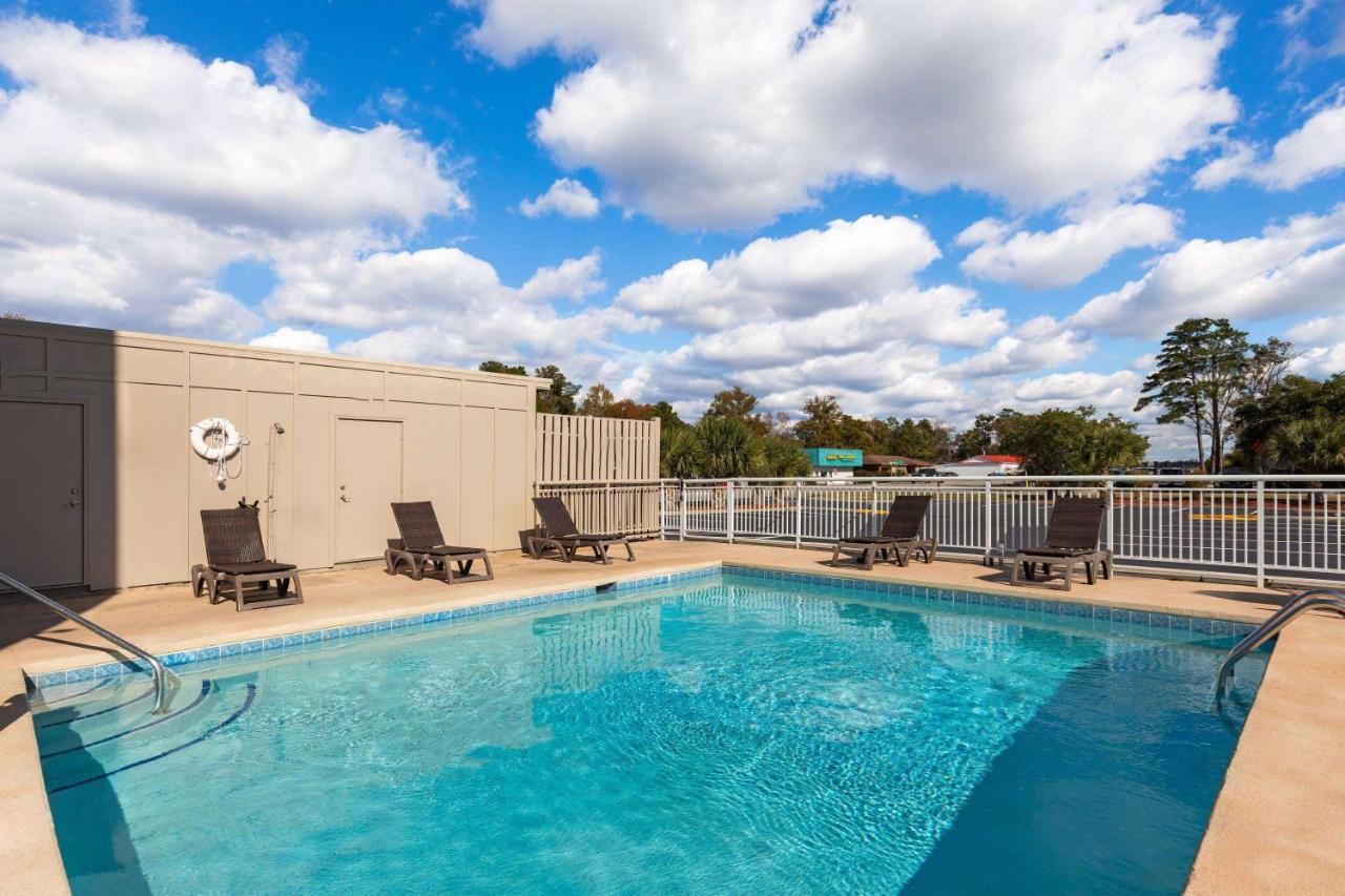 Super 8 By Wyndham Myrtle Beach/Market Common Area Экстерьер фото