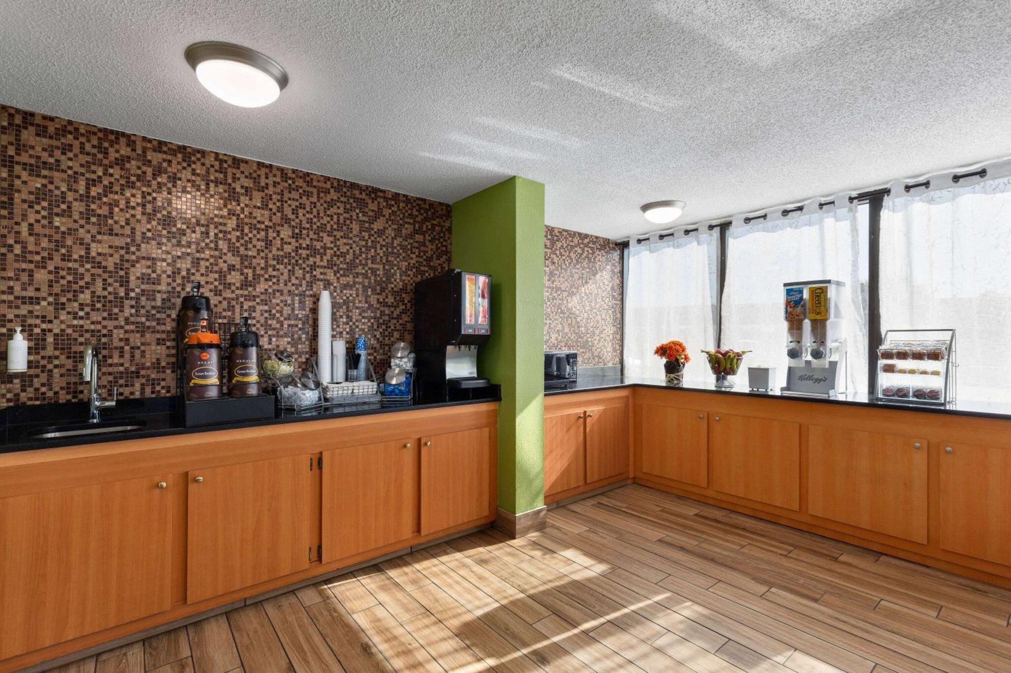 Super 8 By Wyndham Myrtle Beach/Market Common Area Экстерьер фото