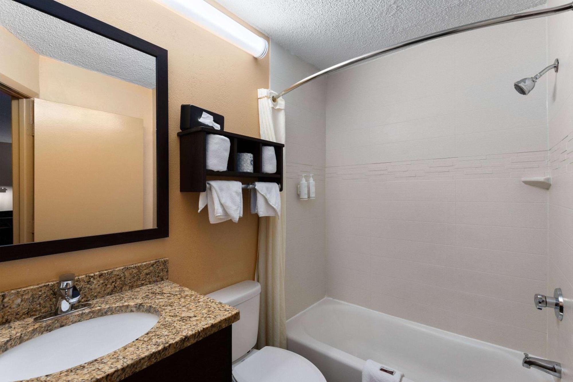 Super 8 By Wyndham Myrtle Beach/Market Common Area Экстерьер фото