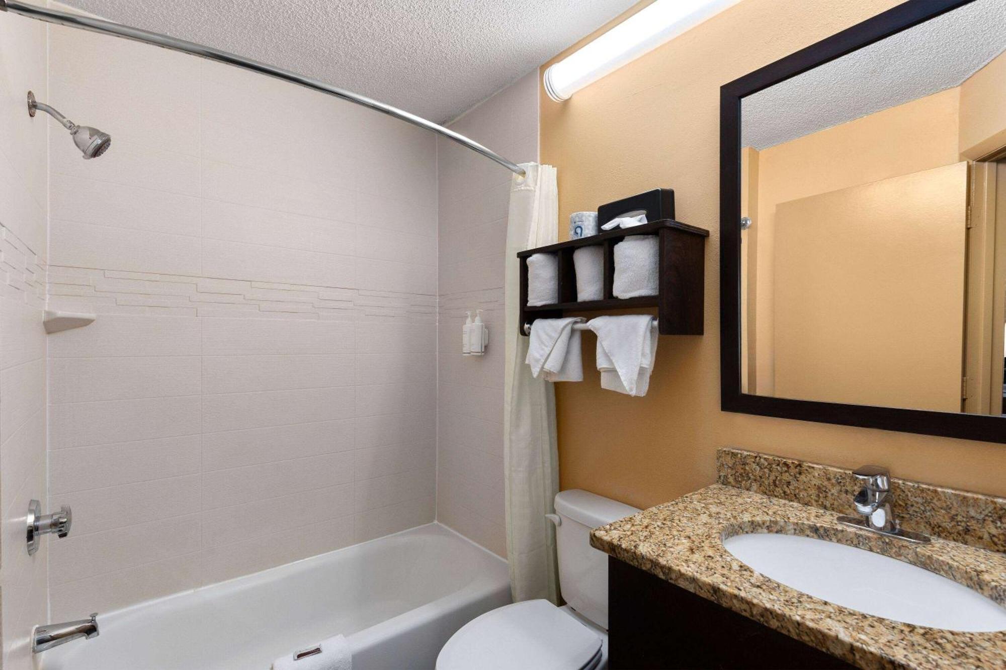 Super 8 By Wyndham Myrtle Beach/Market Common Area Экстерьер фото