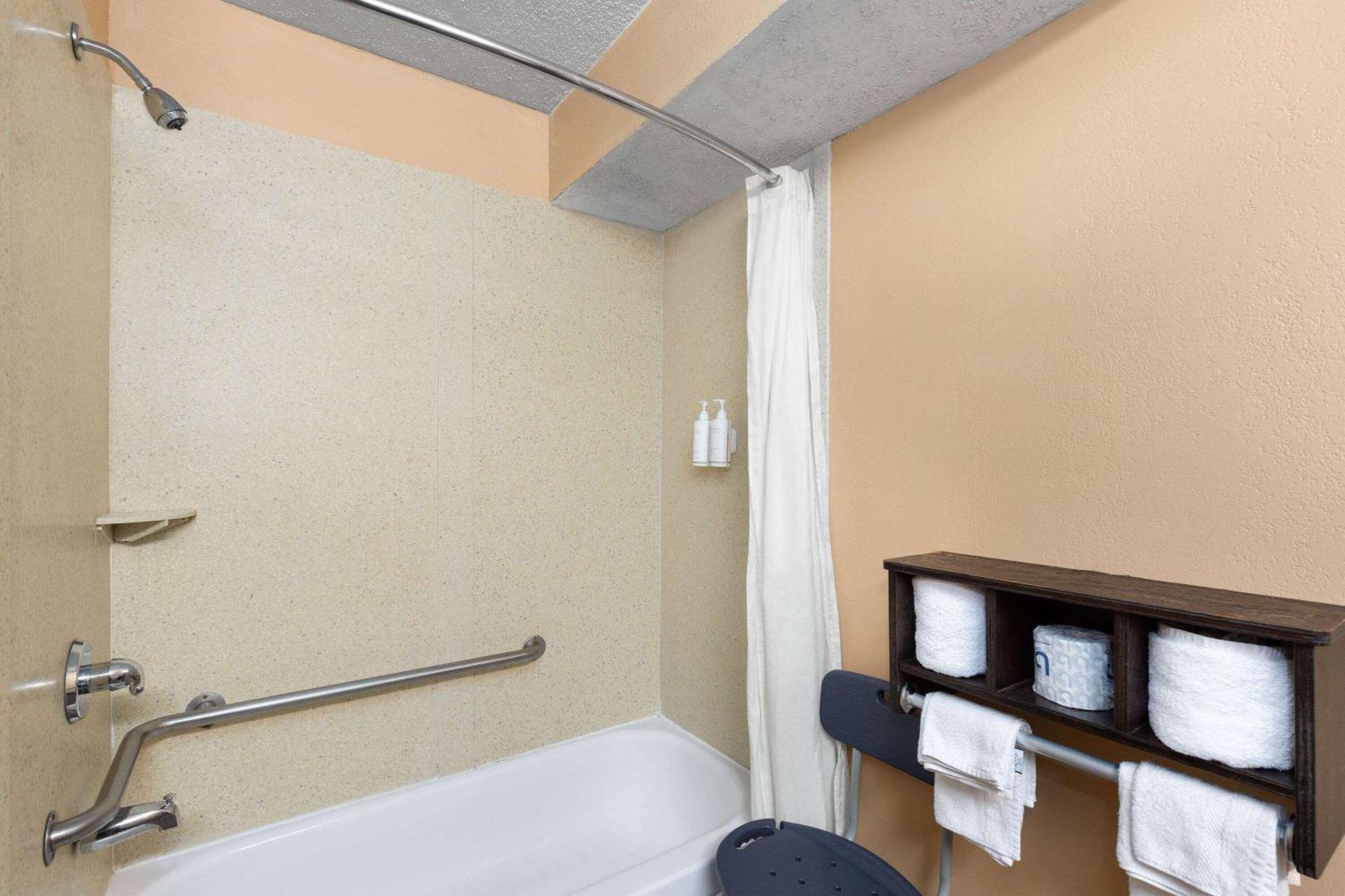 Super 8 By Wyndham Myrtle Beach/Market Common Area Экстерьер фото
