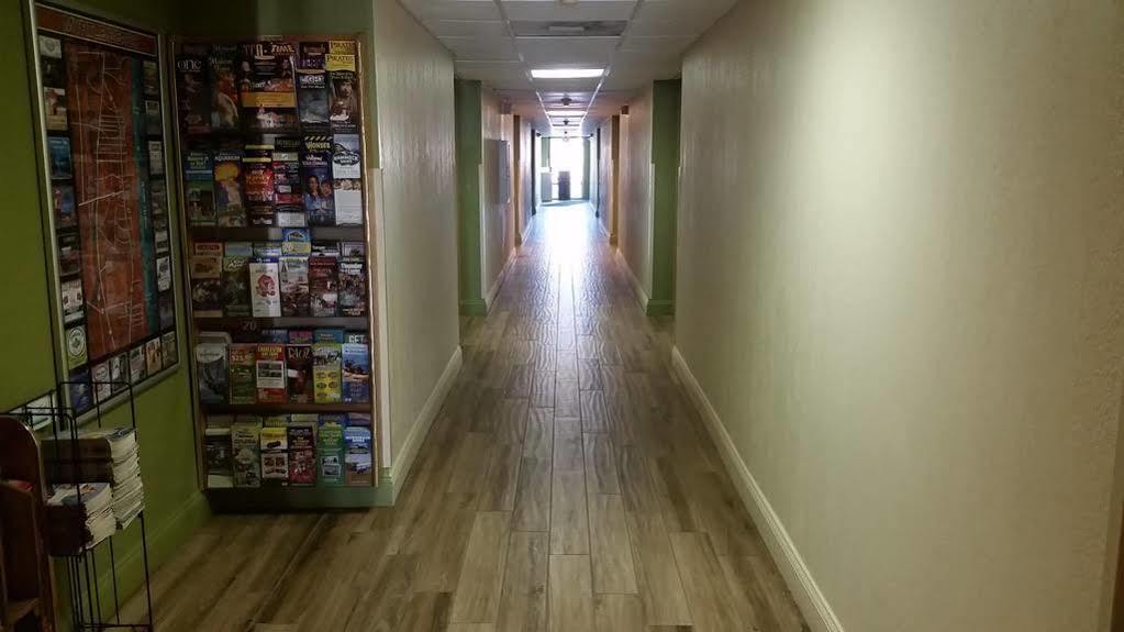 Super 8 By Wyndham Myrtle Beach/Market Common Area Экстерьер фото